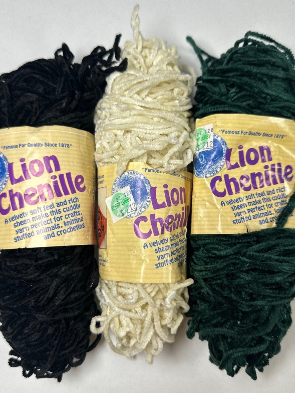 Lion Chenille Lion Brand Yarn Co. 153 Black 131 Forest Green 098 Antique White